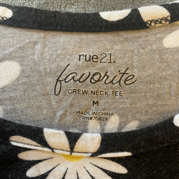 Black blouse, round neck, with white flower design - Picture 2 of 2